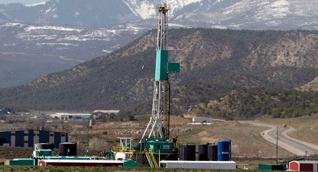 A natural gas rig near Rifle, Colorado. © AP Photo/David Zalubowsk